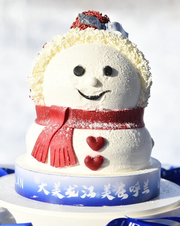 创意雪人蛋糕亮相呼兰区冬钓美食节。白铭波 摄