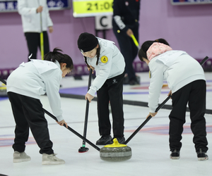 黑龙江省学生冰壶锦标赛激情开赛