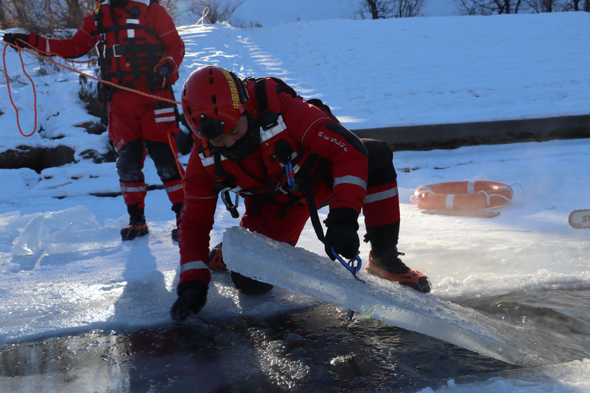 零下25℃！伊春市森林消防支队开展冰域救援培训
