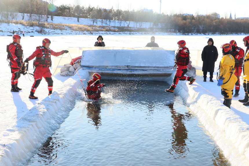 零下25℃！伊春市森林消防支队开展冰域救援培训