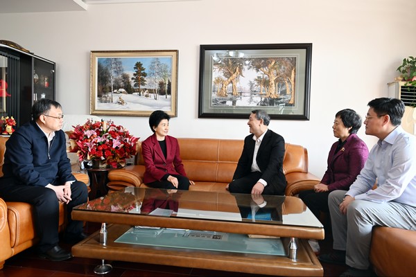黑龙江省委副书记、省长梁惠玲与杨宝峰院士亲切交谈。