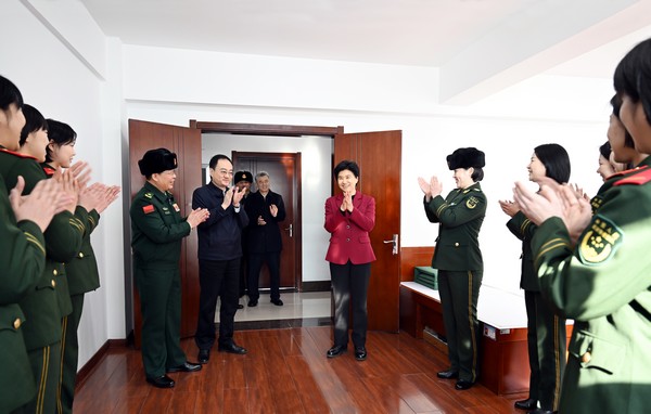 省委副书记、省长梁惠玲来到武警黑龙江省总队，看望慰问电话班的女兵。