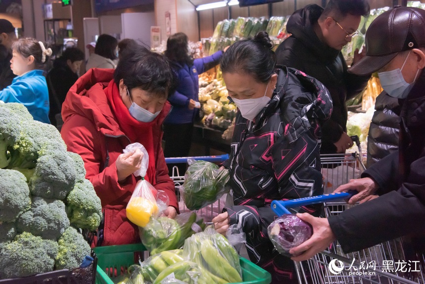 市民正在挑选蔬菜。