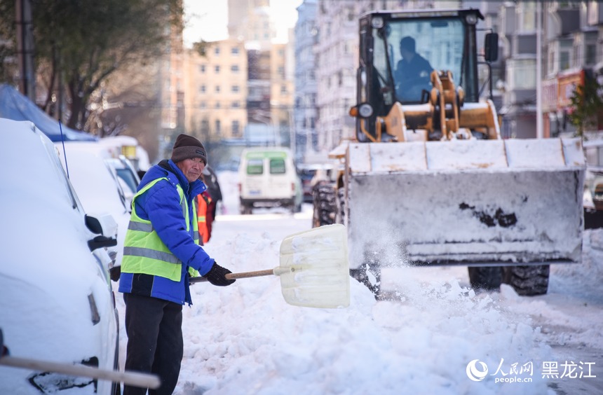 清雪车辆和环卫工人联合作业保障雪停路净。人民网记者 苏靖刚摄