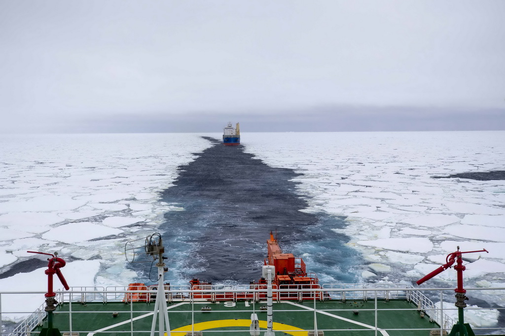 11月30日，“雪龙2”号在为“天惠”轮破冰引航。新华社记者 周圆 摄